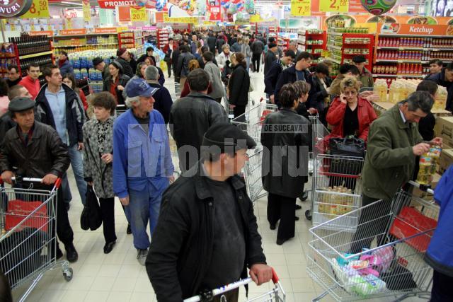 De la prima oră: Pensionarii au luat cu asalt magazinul Carrefour