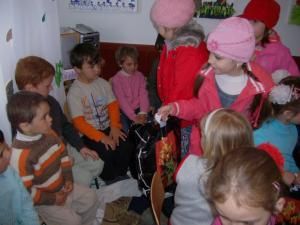Daruri de suflet: Copiii de la Grădiniţa “Ţăndărică” au oferit cadouri preşcolarilor din Mitocul Dragomirnei şi Lipoveni