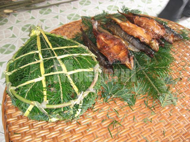 Păstrăvii afumaţi şi „gătiţi” în cetină de brad au devenit o emblemă a Bucovinei