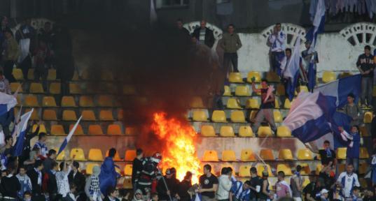 Galeria Poli Iaşi a dat foc la scaune în timpul meciului cu FC Vaslui. FOTO: Liviu CHIRICA - MEDIAFAX