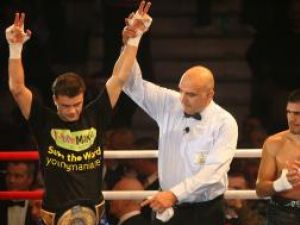 Ion Ionuţ (S) pozează după victoria împotriva lui Raul Balbi (D), în cadrul galei Invincibilii. Foto: George FILIP - MEDIAFAX