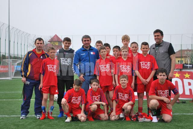 Tinerii fotbalişti suceveni s-au fotografiat alături de Gică Hagi