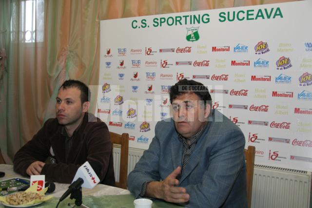 Profesorii Ciprian Anton (stânga) şi Aurel Constantin vor ca acest turneu să devină o tradiţie în Suceava