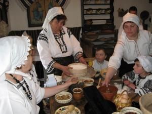 Pregătirea copturilor pentru Paşti într-o gospodărie bucovineană din Mănăstirea Humorului