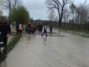 Intervenţie pompieri: Inundaţie la Zamostea, din cauza unui podeţ colmatat