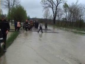 Intervenţie pompieri: Inundaţie la Zamostea, din cauza unui podeţ colmatat