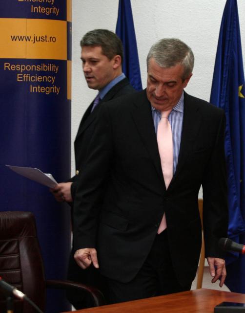 Premierul Tăriceanu şi ministrul Justiţiei, Cătălin Predoiu. Foto: MEDIAFAX