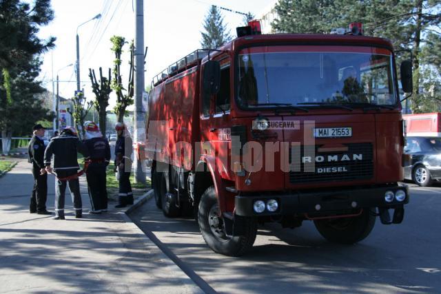 Una dintre cele două autospeciale ale Detaşamentul de pompieri Suceava, care au participat la intervenţie