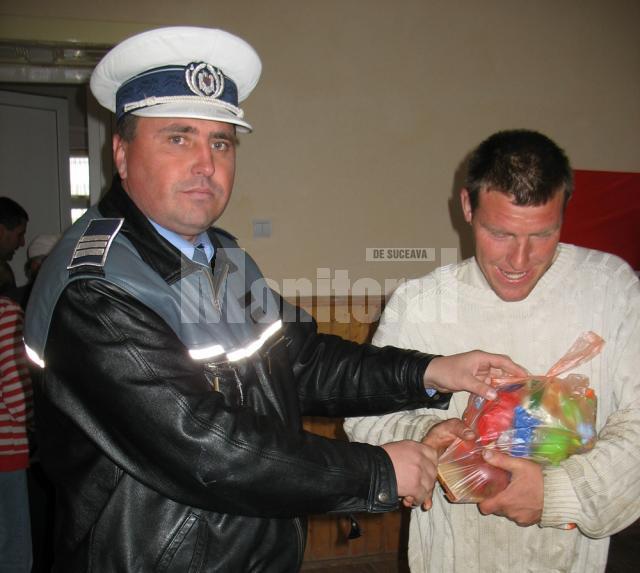 Acţiuni umanitare: Cadouri de Paşte, oferite de poliţiştii suceveni