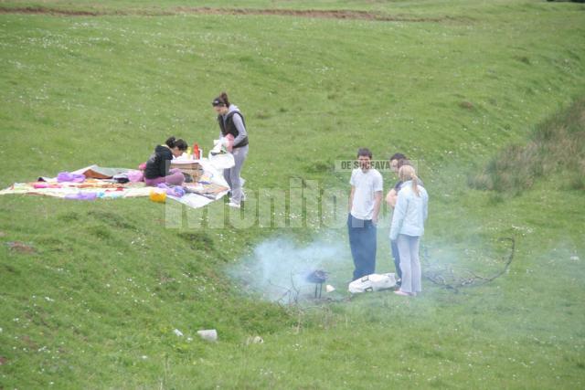 În aer liber: Sucevenii au serbat ziua de 1 Mai la iarbă verde