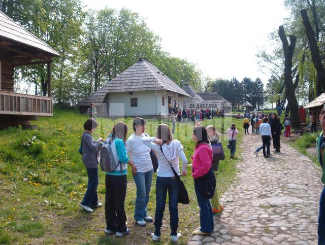 Sezon estival de vizitare: Prima zi de mai în Muzeul Satului Bucovinean