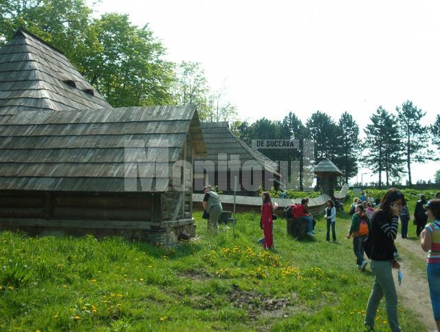 Sezon estival de vizitare: Prima zi de mai în Muzeul Satului Bucovinean