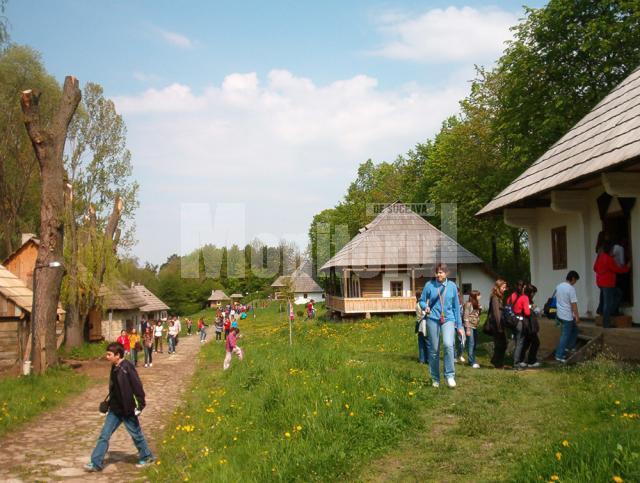 Sezon estival de vizitare: Prima zi de mai în Muzeul Satului Bucovinean