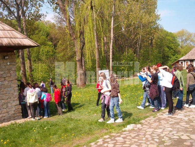 Sezon estival de vizitare: Prima zi de mai în Muzeul Satului Bucovinean