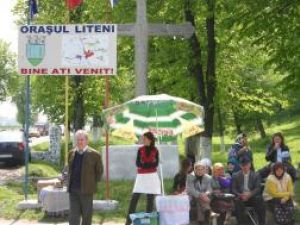 Petrecere câmpenească: Apă sfinţită şi rachiu, la sărbătoarea Izvorului Tămăduirii de la Liteni