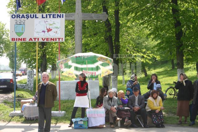 Petrecere câmpenească: Apă sfinţită şi rachiu, la sărbătoarea Izvorului Tămăduirii de la Liteni