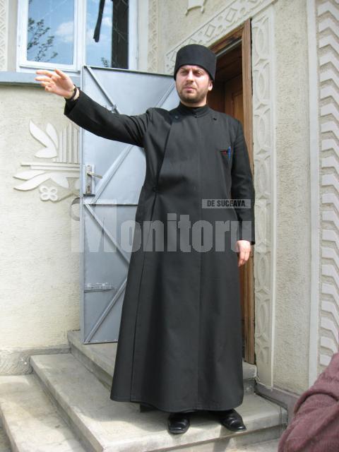 Preotul Claudiu Vrăjitoru arata cu degetul spre epitrop