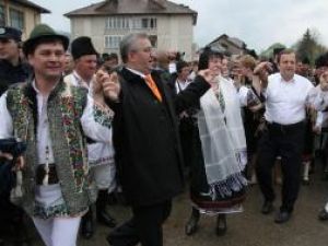 Tradiţie: Peste 10.000 de oameni la Hora Bucovinei, organizată de PD-L la Bucşoaia