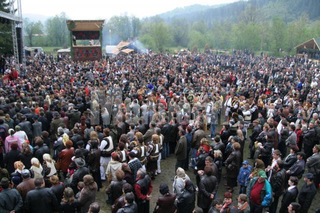 Peste 10.000 de oameni au participat, ieri, la Hora Bucovinei