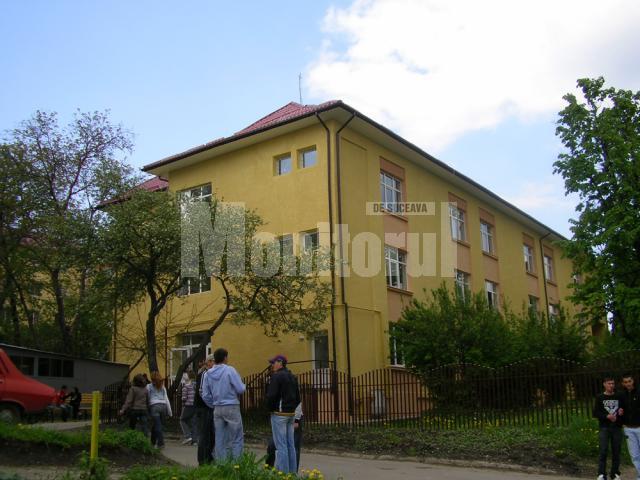 în Fălticeni: Clădirile-internat ale Colegiului Agricol au devenit clădire-şcoală