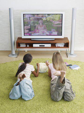 Privitul la televizor dăunează şi relaţiilor dintre copii şi părinţi Foto: Ojo Images