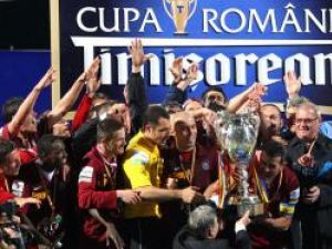 Echipa CFR Cluj primeşte Cupa de la Mircea Sandu în finalul meciului cu Unirea Urziceni, din finala Cupei Romaniei la fotbal. Foto: MIRCEA ROŞCA/MEDIAFAX