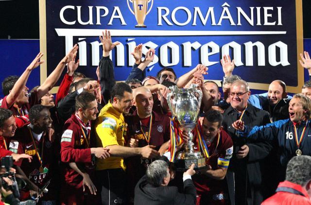 Echipa CFR Cluj primeşte Cupa de la Mircea Sandu în finalul meciului cu Unirea Urziceni, din finala Cupei Romaniei la fotbal. Foto: MIRCEA ROŞCA/MEDIAFAX