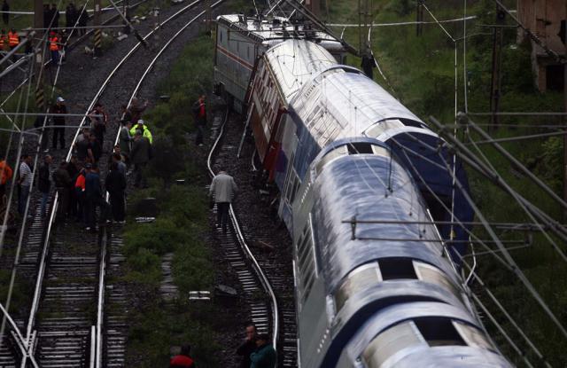 Locomotiva şi patru vagoane din cele şase ale trenului accelerat 1661 au deraiat sâmbătă. Foto: MEDIAFAX
