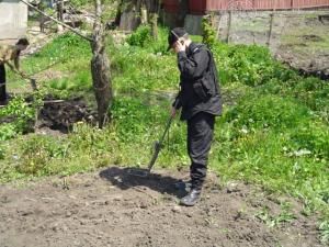 Intervenţie pirotehnişti: Proiectil de război, găsit îngropat în grădina unei case din Dorneşti