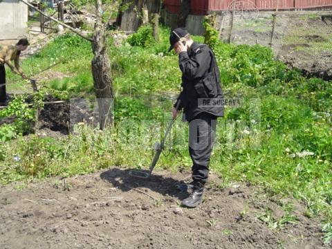 Intervenţie pirotehnişti: Proiectil de război, găsit îngropat în grădina unei case din Dorneşti