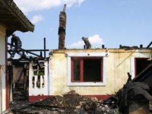 Flăcări cât casa: Trei răniţi şi pagube de 15.000 de lei, în urma exploziei a două butelii