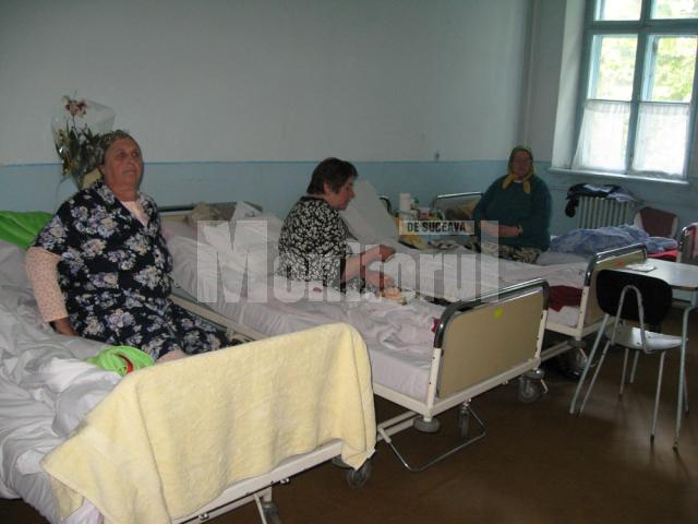 O parte dintre bolnavele care şi-au petrecut noaptea în salon cu decedata