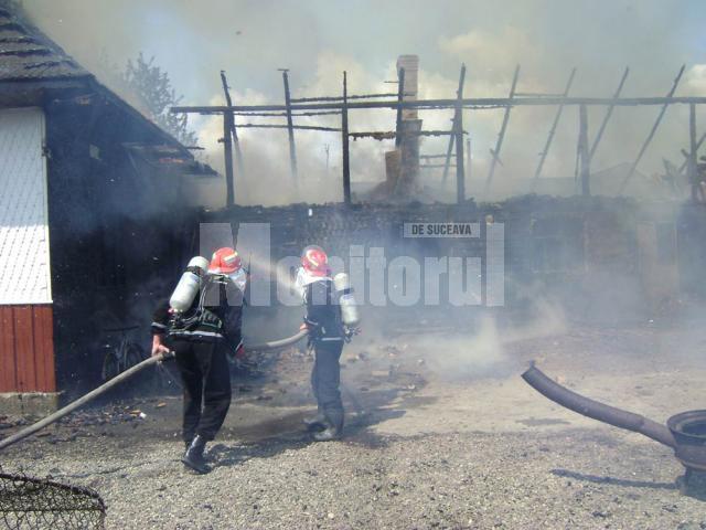 Incendiu: Gospodărie distrusă de flăcări, din cauza unui scurtcircuit electric