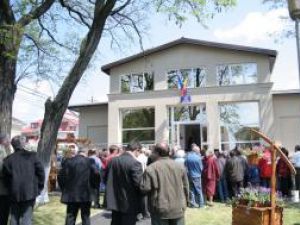 Sediul Primăriei din Burdujeni a fost asaltat de cetăţeni încă de la inaugurare