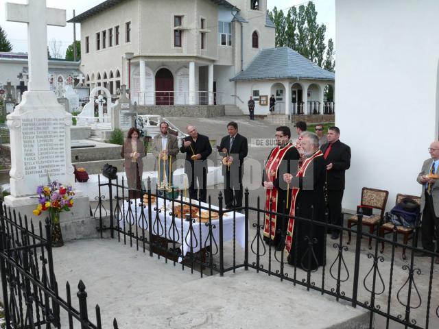Urnele funerare au fost depuse, ieri, în cripta familiei Lovinescu de la Cimitirul Grădini din Fălticeni