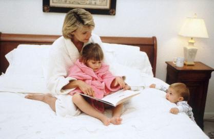Datorită poveştilor pe care la aud de mici, copiii încep să dezvolte o pasiune pentru lectură. Foto: CORBIS