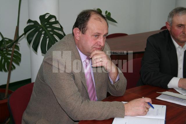 Primarul comunei Şcheia, Vasile Andriciuc, a făcut o fântână arteziană „în semn de respect pentru cetăţeni”