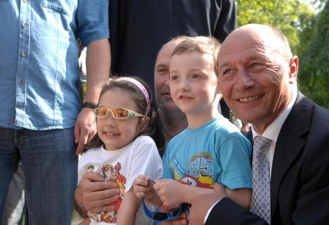 Băsescu, împreună cu vizitatorii de la Palatul Cotroceni. Foto: Sorin LUPŞA