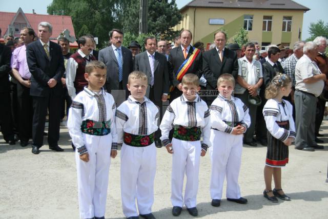 Sărbătoare: Sute de oameni au participat la inaugurarea primăriei şi şcolii din Şcheia