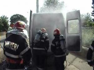 Intervenţie pompieri: Incendiu la o autoutilitară, pe străzile Fălticeniului
