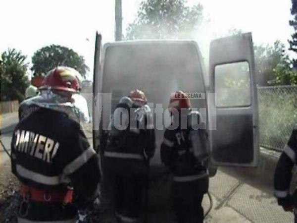 Intervenţie pompieri: Incendiu la o autoutilitară, pe străzile Fălticeniului