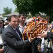 Vasile Andriciuc i-a dăruit lui Flutur un colac mare legat cu panglică tricoloră