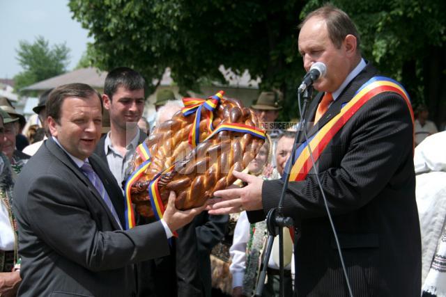 Vasile Andriciuc i-a dăruit lui Flutur un colac mare legat cu panglică tricoloră