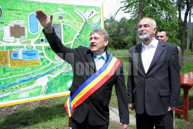 Ministrul Varujan Vosganian şi primarul Marius Ursaciuc. Foto: Marius Şuiu
