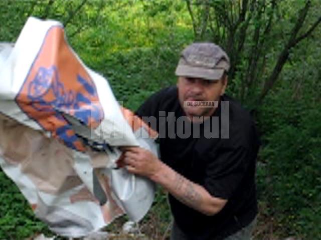 Luptă: Un banner electoral PD-L din Dărmăneşti a fost distrus