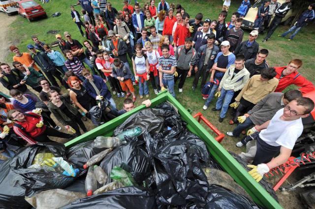 Ecologizare: 10 vagoane de gunoaie, adunate de elevi de pe marginea râurilor