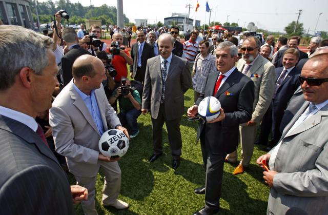 Băsescu şi Tăriceanu, la inaugurarea Complexului Sportiv Olimpic de la Izvorani. Foto: MEDIAFAX