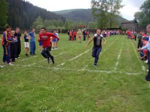 Competiţie de masă: „Zilele Sportului Şcolar” de la Putna au adunat peste 600 de elevi