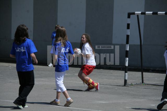 Fetele au dovedit că nu sunt cu nimic mai prejos decât băieţii la fotbal