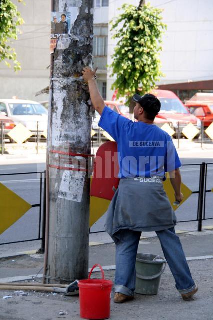 Angajaţii Domeniului Public din cadrul Primăriei Suceava curăţă oraşul de afişe